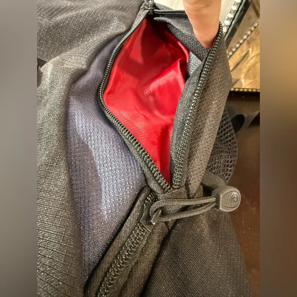 SWISS GEAR Airflow BACKPACK laptop compartment black‎ with red interior unisex
